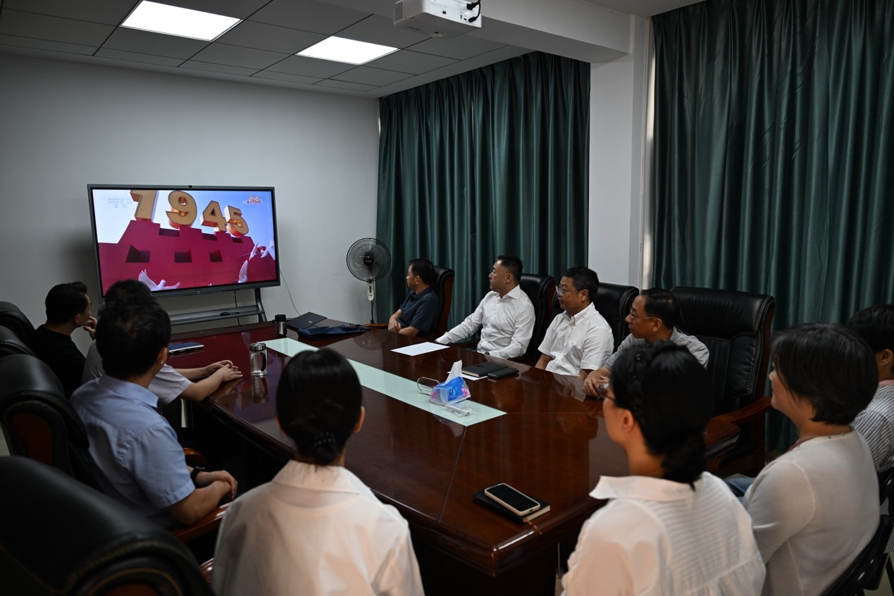 雷竞技官方入口
全体职工收看九三阅兵