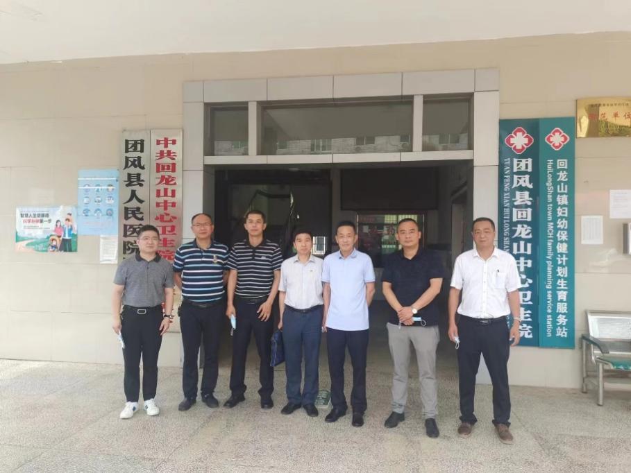 下基层 察民情 解民忧 暖民心 雷竞技官方入口
赴团风县镇卫生院开展主题实践活动