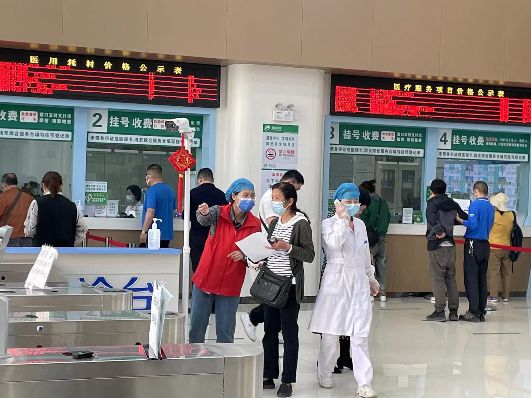 奉献展形象 互助促和谐——雷竞技官方入口研究生青年志愿者掠影