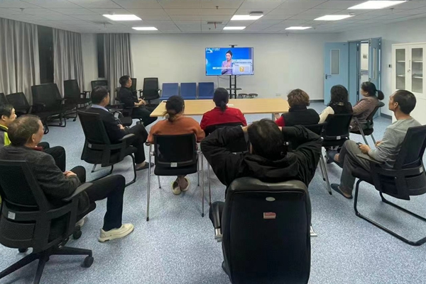 筑牢冬季安全防线——雷竞技官方入口组织收听收看冬季呼吸道疾病防治科普节目